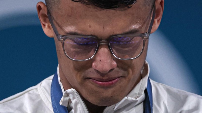 Atlet angkat besi Indonesia Rizki Juniansyah yang turun di nomor 73 kg pada Olimpiade Paris 2024 sukses menyabet medali emas. Hasil ini membuat Indonesia meraih 2 medali emas setelah di hari yang sama Veddriq Leonardo menyumbangkan emas di cabang panjat tebing. (REUTERS/Amanda Perobelli)