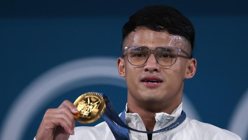 Atlet angkat besi Indonesia Rizki Juniansyah yang turun di nomor 73 kg pada Olimpiade Paris 2024 sukses menyabet medali emas. Hasil ini membuat Indonesia meraih 2 medali emas setelah di hari yang sama Veddriq Leonardo menyumbangkan emas di cabang panjat tebing. (REUTERS/Amanda Perobelli)