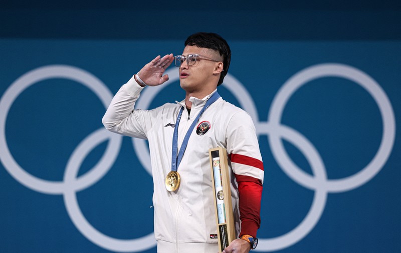 Atlet angkat besi Indonesia Rizki Juniansyah yang turun di nomor 73 kg pada Olimpiade Paris 2024 sukses menyabet medali emas. Hasil ini membuat Indonesia meraih 2 medali emas setelah di hari yang sama Veddriq Leonardo menyumbangkan emas di cabang panjat tebing. (REUTERS/Amanda Perobelli)