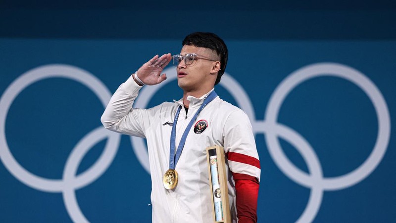 Atlet angkat besi Indonesia Rizki Juniansyah yang turun di nomor 73 kg pada Olimpiade Paris 2024 sukses menyabet medali emas. Hasil ini membuat Indonesia meraih 2 medali emas setelah di hari yang sama Veddriq Leonardo menyumbangkan emas di cabang panjat tebing. (REUTERS/Amanda Perobelli)
