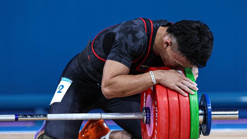 Atlet angkat besi Indonesia Rizki Juniansyah yang turun di nomor 73 kg pada Olimpiade Paris 2024 sukses menyabet medali emas. Hasil ini membuat Indonesia meraih 2 medali emas setelah di hari yang sama Veddriq Leonardo menyumbangkan emas di cabang panjat tebing. (REUTERS/Amanda Perobelli)