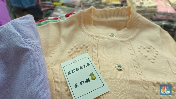 Baju anak tanpa label SNI di Pasar Tanah Abang, Jumat (9/8/2024). (CNBC Indonesia/martyasari Rizky)