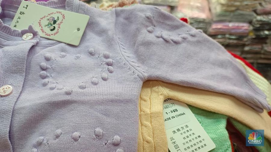 Baju anak tanpa label SNI di Pasar Tanah Abang, Jumat (9/8/2024). (CNBC Indonesia/martyasari Rizky)