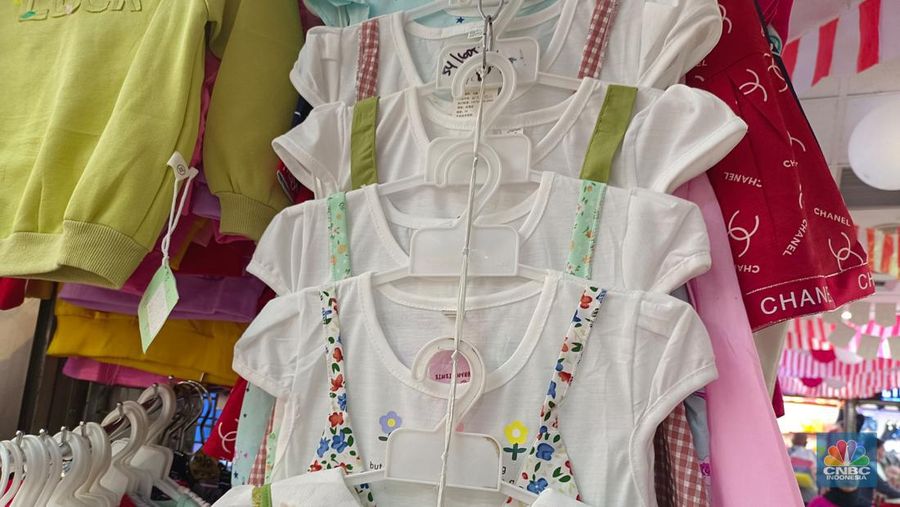 Baju anak tanpa label SNI di Pasar Tanah Abang, Jumat (9/8/2024). (CNBC Indonesia/martyasari Rizky)