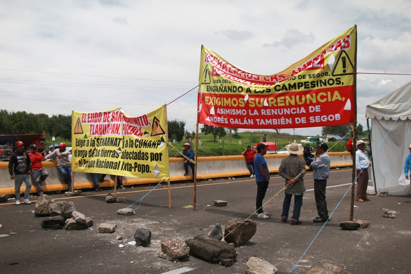A drone view shows trailers and vehicles stranded as farmers from Santa Rita Tlahuapan block a highway to demand payment for the land expropriated for the construction of the expressway, in Tlahuapan, Puebla state, Mexico August 8, 2024. REUTERS/Diego Delgado