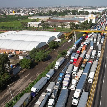 Macet Parah 40 Jam, Potret Truk-Bus Ga Gerak karena Demo Jalan Tol