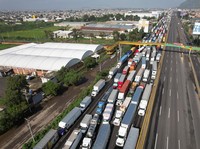 Macet Parah 40 Jam, Potret Truk-Bus Ga Gerak karena Demo Jalan Tol