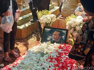 Aktor Otig Pakis Dimakamkan di Samping Kuburan WS Rendra