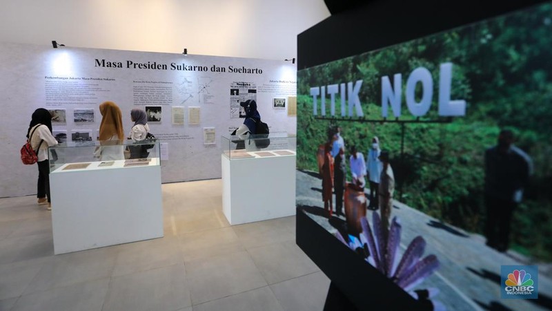 Pameran bersama Arsip Kepresidenan di Galeri Emiria Soenassa, Taman Ismail Marzuki (TIM), Jakarta, Jumat (9/8/2024). (CNBC Indonesia/Faisal Rahman)