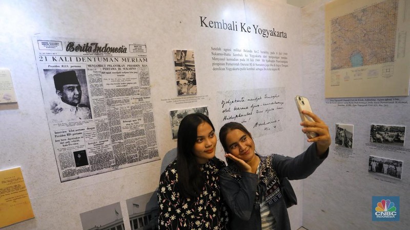 Pameran bersama Arsip Kepresidenan di Galeri Emiria Soenassa, Taman Ismail Marzuki (TIM), Jakarta, Jumat (9/8/2024). (CNBC Indonesia/Faisal Rahman)