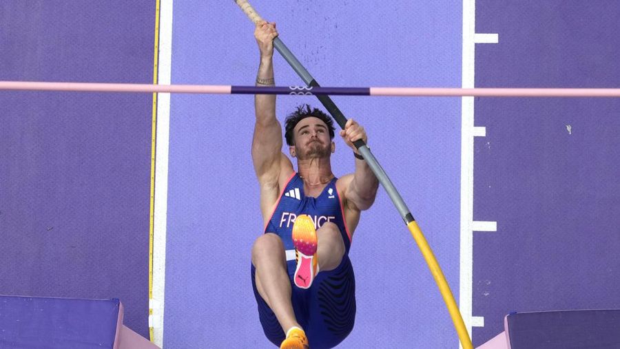 Anthony Ammirati, of France, competes in the men's pole vault qualification at the 2024 Summer Olympics, Saturday, Aug. 3, 2024, in Saint-Denis, France. (AP Photo/David J. Phillip)