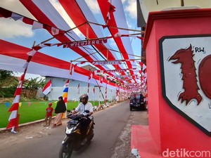 Bendera Raksasa Hiasi Jalan Galumpit Bandung Jelang HUT ke-79 RI