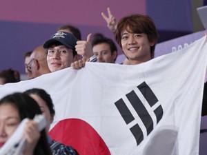 Pesona Lee Dong Wook & Minho SHINee Nonton Olimpiade 2024, Dukung Atlet Korea
