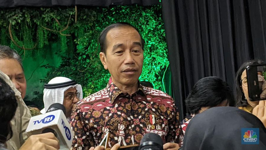 Presiden Joko Widodo (Jokowi) usai acara Penyerahan SK TORA dan Peninjauan EXPO Festival LIKE 2, di Jakarta Convention Center, Jumat (9/8/2024). (²©²ÊÍøÕ¾/Emir Yanwardhana)