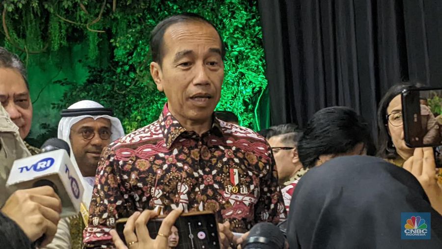 Presiden Joko Widodo (Jokowi) usai acara Penyerahan SK TORA dan Peninjauan EXPO Festival LIKE 2, di Jakarta Convention Center, Jumat (9/8/2024). (²©²ÊÍøÕ¾/Emir Yanwardhana)