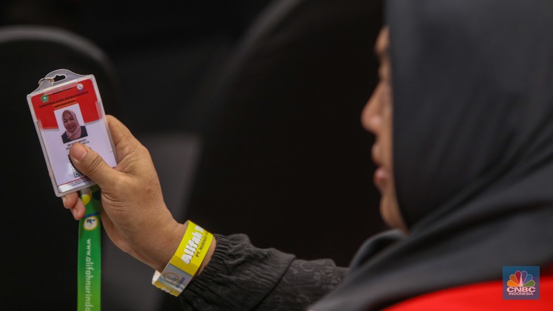 PT Trans Retail Indonesia (Transmart) resmi memberangkatkan 100 pelanggan untuk umroh dan liburan ke Turki gratis. (CNBC Indonesia/Faisal Rahman)
