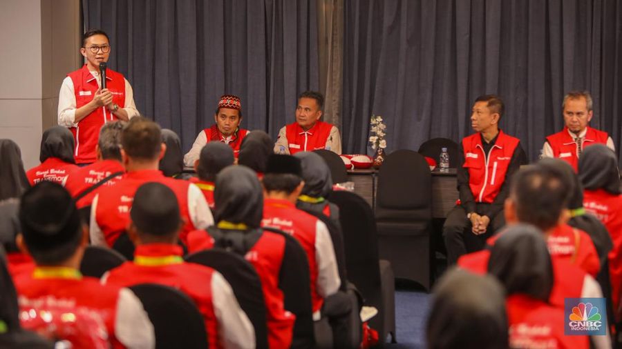PT Trans Retail Indonesia (Transmart) resmi memberangkatkan 100 pelanggan untuk umroh dan liburan ke Turki gratis. (CNBC Indonesia/Faisal Rahman)