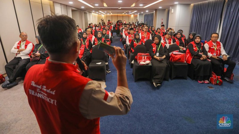 PT Trans Retail Indonesia (Transmart) resmi memberangkatkan 100 pelanggan untuk umroh dan liburan ke Turki gratis. (CNBC Indonesia/Faisal Rahman)