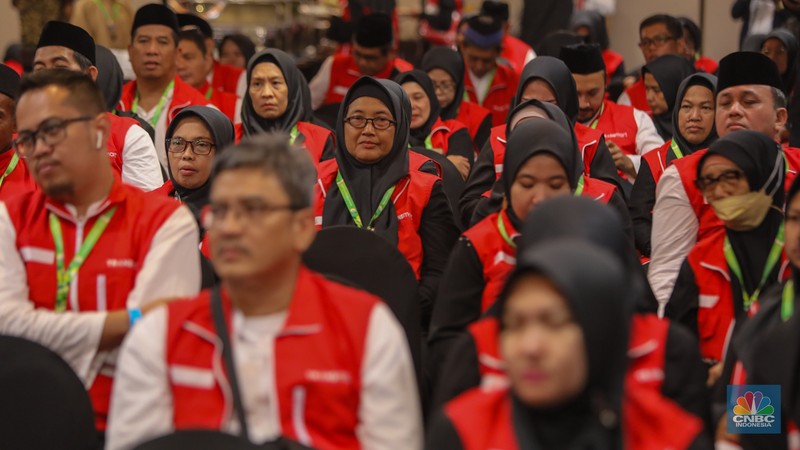 PT Trans Retail Indonesia (Transmart) resmi memberangkatkan 100 pelanggan untuk umroh dan liburan ke Turki gratis. (CNBC Indonesia/Faisal Rahman) PT Trans Retail Indonesia (Transmart) resmi memberangkatkan 100 pelanggan untuk umroh dan liburan ke Turki gratis. (CNBC Indonesia/Faisal Rahman)