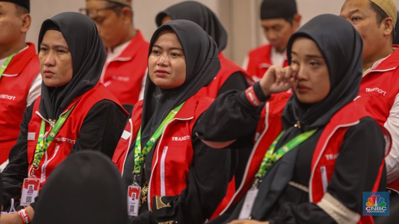 PT Trans Retail Indonesia (Transmart) resmi memberangkatkan 100 pelanggan untuk umroh dan liburan ke Turki gratis. (CNBC Indonesia/Faisal Rahman) PT Trans Retail Indonesia (Transmart) resmi memberangkatkan 100 pelanggan untuk umroh dan liburan ke Turki gratis. (CNBC Indonesia/Faisal Rahman)