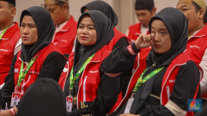 PT Trans Retail Indonesia (Transmart) resmi memberangkatkan 100 pelanggan untuk umroh dan liburan ke Turki gratis. (CNBC Indonesia/Faisal Rahman)