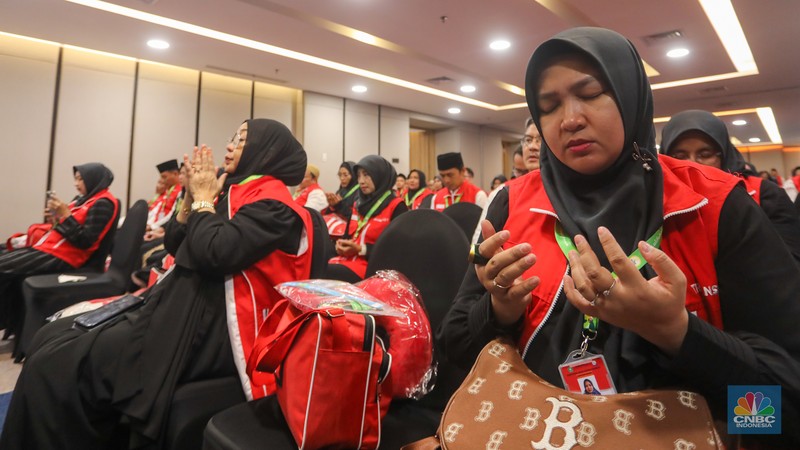 PT Trans Retail Indonesia (Transmart) resmi memberangkatkan 100 pelanggan untuk umroh dan liburan ke Turki gratis. (CNBC Indonesia/Faisal Rahman) PT Trans Retail Indonesia (Transmart) resmi memberangkatkan 100 pelanggan untuk umroh dan liburan ke Turki gratis. (CNBC Indonesia/Faisal Rahman)