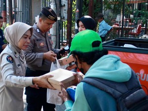 Ratusan Nasi Kotak Dibagikan ke Warga Pagesangan