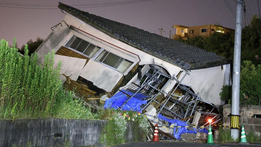 Sebuah rumah yang runtuh terlihat setelah gempa bumi di kota Osaki, prefektur Kagoshima, Jepang barat daya, 8 Agustus 2024. (via REUTERS/KYODO)