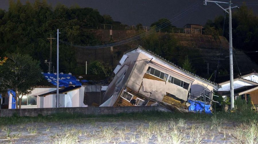 Sebuah rumah yang runtuh terlihat setelah gempa bumi di kota Osaki, prefektur Kagoshima, Jepang barat daya, 8 Agustus 2024. (via REUTERS/KYODO)