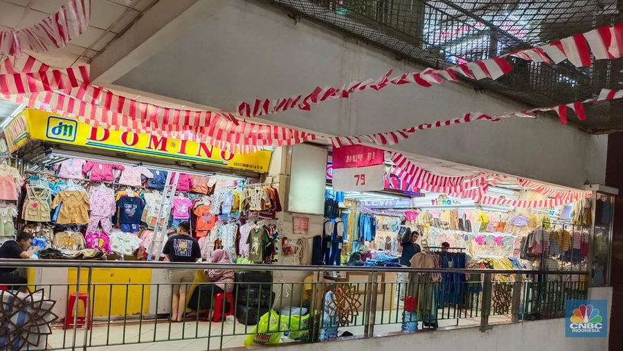 Baju anak-anak di Tanah Abang bertuliskan Korea dan berlabel made in Indonesia. (CNBC Indonesia/Martyasari Rizky)
