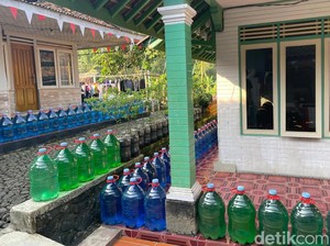 Unik... Rumah-rumah di Kampung Ini Pakai Pagar Galon Air