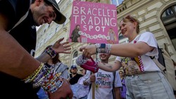 Konser Taylor di Austria Batal, Swifties Tetap Tukeran Gelang
