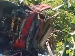 Truk Terjun ke Sungai di Puncak Cianjur, Sopir Melompat Lalu Selamat