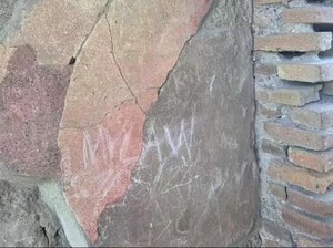 Duh! Ayah Ukir Namanya dan Anak di Situs Pompeii!