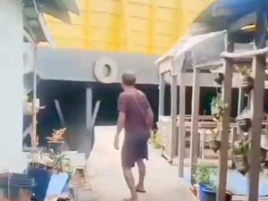 Kapal Tongkang Hanyut, Nyaris Tabrak Rumah Warga Pesisir di Batam