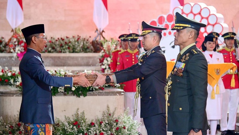 Bendera duplikat Sang Merah Putih dan teks proklamasi diarak dari Monumen Nasional (Monas) menuju Ibu Kota Nusantara (IKN) untuk pertama kalinya dalam sejarah, sebagai bagian dari HUT ke-79 RI pada Sabtu, (10/8/2024). (Dok. Biro Pers Sekretariat Presiden/Muchlis Jr)