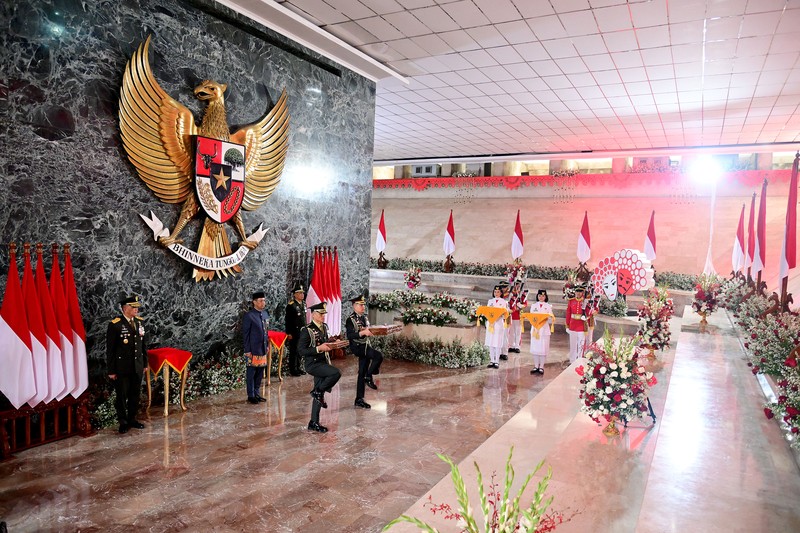 Bendera duplikat Sang Merah Putih dan teks proklamasi diarak dari Monumen Nasional (Monas) menuju Ibu Kota Nusantara (IKN) untuk pertama kalinya dalam sejarah, sebagai bagian dari HUT ke-79 RI pada Sabtu, (10/8/2024). (Dok. Biro Pers Sekretariat Presiden/Muchlis Jr)
