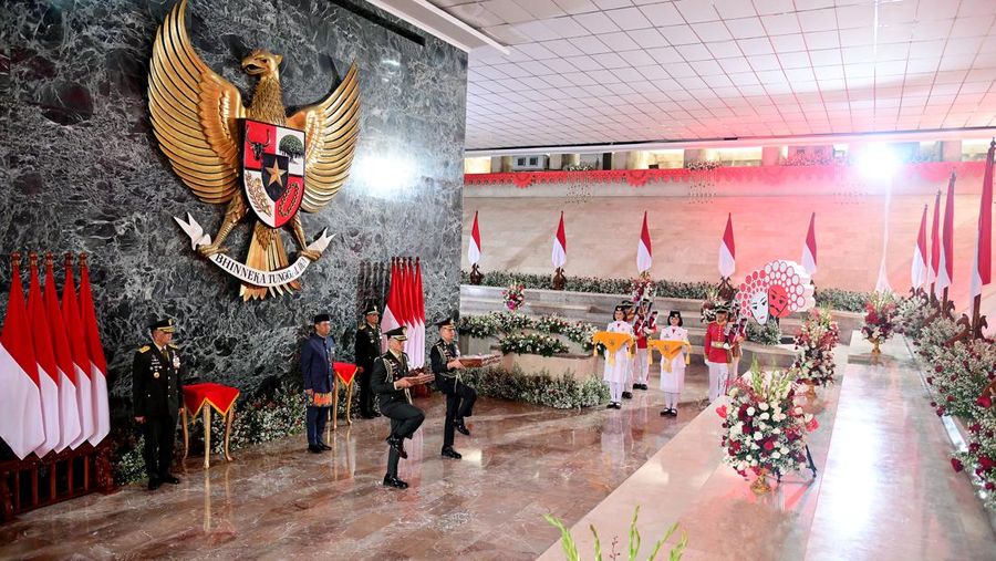 Bendera duplikat Sang Merah Putih dan teks proklamasi diarak dari Monumen Nasional (Monas) menuju Ibu Kota Nusantara (IKN) untuk pertama kalinya dalam sejarah, sebagai bagian dari HUT ke-79 RI pada Sabtu, (10/8/2024). (Dok. Biro Pers Sekretariat Presiden/Muchlis Jr)