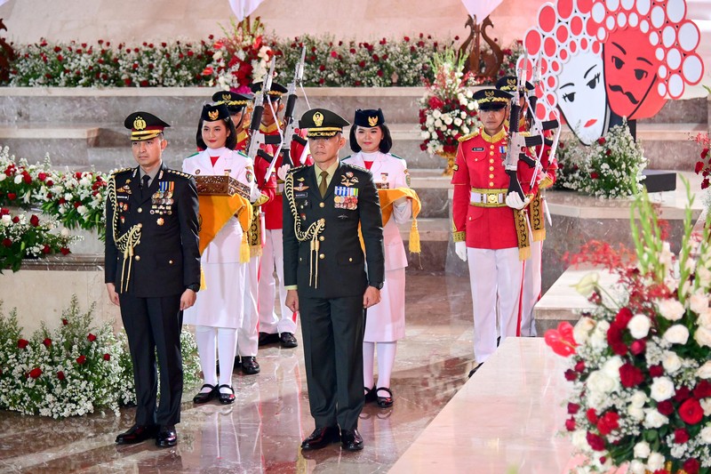 Bendera duplikat Sang Merah Putih dan teks proklamasi diarak dari Monumen Nasional (Monas) menuju Ibu Kota Nusantara (IKN) untuk pertama kalinya dalam sejarah, sebagai bagian dari HUT ke-79 RI pada Sabtu, (10/8/2024). (Dok. Biro Pers Sekretariat Presiden/Muchlis Jr)