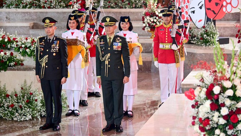 Bendera duplikat Sang Merah Putih dan teks proklamasi diarak dari Monumen Nasional (Monas) menuju Ibu Kota Nusantara (IKN) untuk pertama kalinya dalam sejarah, sebagai bagian dari HUT ke-79 RI pada Sabtu, (10/8/2024). (Dok. Biro Pers Sekretariat Presiden/Muchlis Jr)
