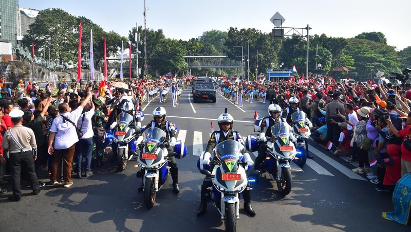 Bendera duplikat Sang Merah Putih dan teks proklamasi diarak dari Monumen Nasional (Monas) menuju Ibu Kota Nusantara (IKN) untuk pertama kalinya dalam sejarah, sebagai bagian dari HUT ke-79 RI pada Sabtu, (10/8/2024). (Dok. Biro Pers Sekretariat Presiden/Muchlis Jr)