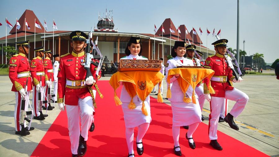 Pengunjung melintas di depan layar pergerakan saham di Bursa Efek Indonesia, Jakarta, Senin (5/8/2024). Koreksi Indeks Harga Saham Gabungan (IHSG) terpantau sudah mencapai 4% pada perdagangan sesi II. (CNBC Indonesia/Muhammad Sabki)
