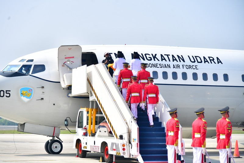 Bendera duplikat Sang Merah Putih dan teks proklamasi diarak dari Monumen Nasional (Monas) menuju Ibu Kota Nusantara (IKN) untuk pertama kalinya dalam sejarah, sebagai bagian dari HUT ke-79 RI pada Sabtu, (10/8/2024). Bendera duplikat Sang Merah Putih dan teks proklamasi diarak dari Monumen Nasional (Monas) menuju Ibu Kota Nusantara (IKN) untuk pertama kalinya dalam sejarah, sebagai bagian dari HUT ke-79 RI pada Sabtu, (10/8/2024). (Dok. Biro Pers Sekretariat Presiden/Muchlis Jr)