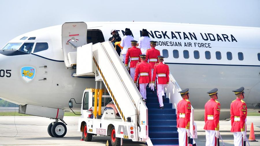 Bendera duplikat Sang Merah Putih dan teks proklamasi diarak dari Monumen Nasional (Monas) menuju Ibu Kota Nusantara (IKN) untuk pertama kalinya dalam sejarah, sebagai bagian dari HUT ke-79 RI pada Sabtu, (10/8/2024). (Dok. Biro Pers Sekretariat Presiden/Muchlis Jr)