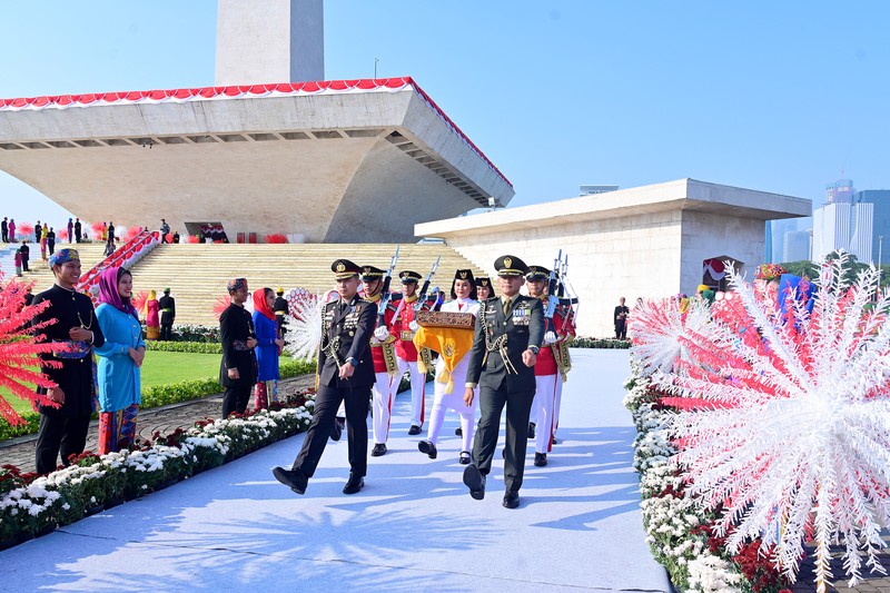 Bendera duplikat Sang Merah Putih dan teks proklamasi diarak dari Monumen Nasional (Monas) menuju Ibu Kota Nusantara (IKN) untuk pertama kalinya dalam sejarah, sebagai bagian dari HUT ke-79 RI pada Sabtu, (10/8/2024). Bendera duplikat Sang Merah Putih dan teks proklamasi diarak dari Monumen Nasional (Monas) menuju Ibu Kota Nusantara (IKN) untuk pertama kalinya dalam sejarah, sebagai bagian dari HUT ke-79 RI pada Sabtu, (10/8/2024). (Dok. Biro Pers Sekretariat Presiden/Muchlis Jr)