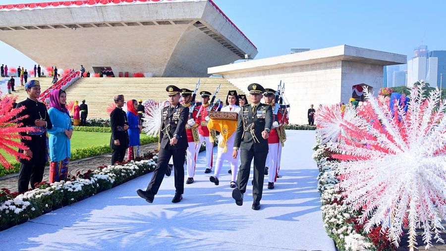 Bendera duplikat Sang Merah Putih dan teks proklamasi diarak dari Monumen Nasional (Monas) menuju Ibu Kota Nusantara (IKN) untuk pertama kalinya dalam sejarah, sebagai bagian dari HUT ke-79 RI pada Sabtu, (10/8/2024). (Dok. Biro Pers Sekretariat Presiden/Muchlis Jr)