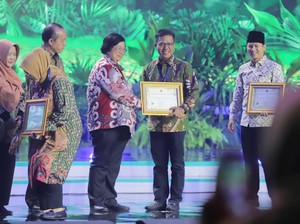 Bupati Bandung Raih Penghargaan ProKlim KLHK di Festival LIKE 2