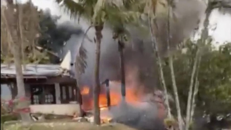 Pemandangan udara reruntuhan pesawat yang jatuh dengan 61 orang di dalamnya di Vinhedo, Negara Bagian Sao Paulo, Brasil, pada 9 Agustus 2024. Sebuah pesawat yang membawa 57 penumpang dan empat awak jatuh pada 9 Agustus di negara bagian Sao Paulo, Brasil, menewaskan semua orang di dalamnya, kata pejabat setempat. Pesawat itu, ATR 72-500 buatan Prancis yang dioperasikan oleh maskapai Voepass, sedang dalam perjalanan dari Cascavel di negara bagian Parana selatan ke bandara internasional Guarulhos di Sao Paulo ketika jatuh di kota Vinhedo. (Photo by Miguel SCHINCARIOL / AFP)
