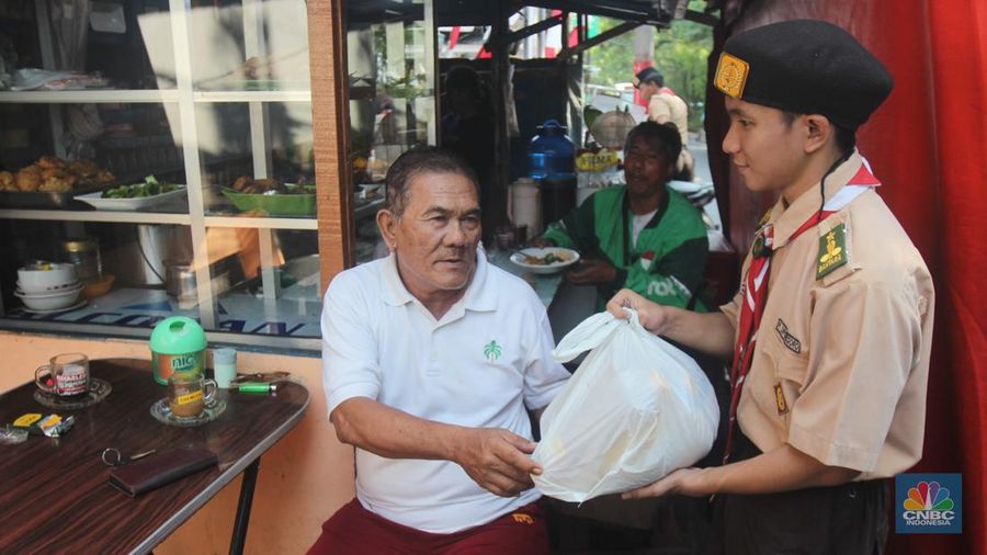 Dalam rangka memperingati Hari Pramuka Tingkat Nasional ke-63, Kwartir Nasional (Kwarnas) Gerakan Pramuka menggelar aksi sosial berupa Bedah Rumah dan Bersih-bersih Rumah Ibadah. (CNBC Indonesia/Muhammad Sabki)