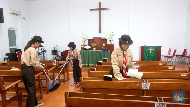 Dalam rangka memperingati Hari Pramuka Tingkat Nasional ke-63, Kwartir Nasional (Kwarnas) Gerakan Pramuka menggelar aksi sosial berupa Bedah Rumah dan Bersih-bersih Rumah Ibadah. (CNBC Indonesia/Muhammad Sabki)
